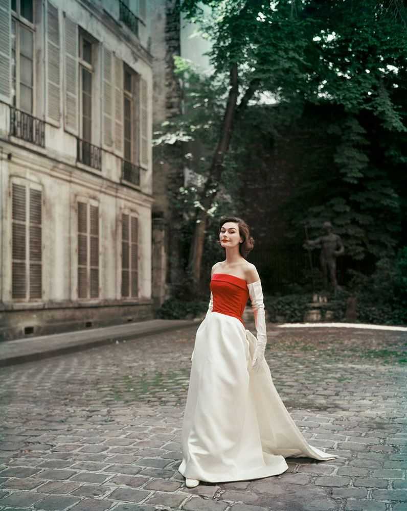 Mark Shaw, ‘Balenciaga Red and White Satin in Courtyard’, 1955, Print, Pigment print on Hahnemϋhle photo rag paper, null,