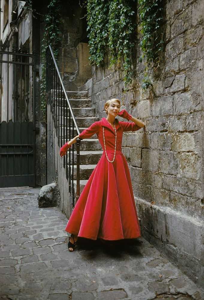 Mark Shaw, ‘Chanel Red Velvet in Cour De Rohan, Close Up’, 1955, Print, Pigment print on Hahnemϋhle photo rag paper, null,