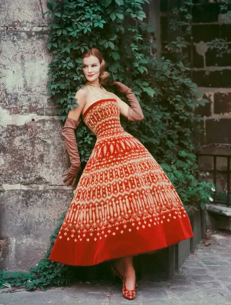 Mark Shaw, ‘Dior Lavish Gold on Red Velvet in Courtyard (Medium)’, 1955, Print, Pigment print on Hahnemϋhle photo rag paper, null,