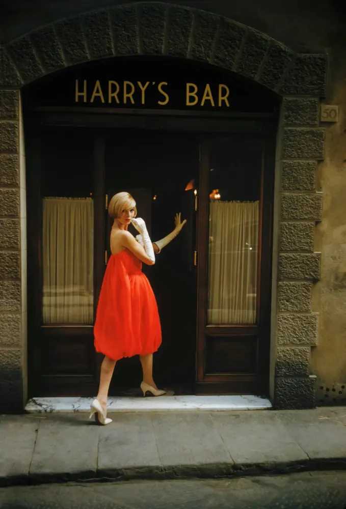Mark Shaw, ‘Fabiani Bag Dress Outside Harry's Bar, Paris (Large)’, 1957, Print, Pigment print on Hahnemϋhle photo rag paper, null,