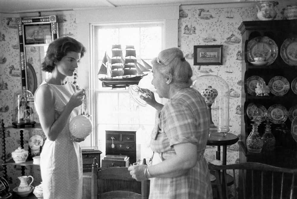 Mark Shaw, ‘Kennedy, Jackie Shopping in Georgetown (Medium)’, 1963, Print, Pigment print on Hahnemϋhle photo rag paper, null,