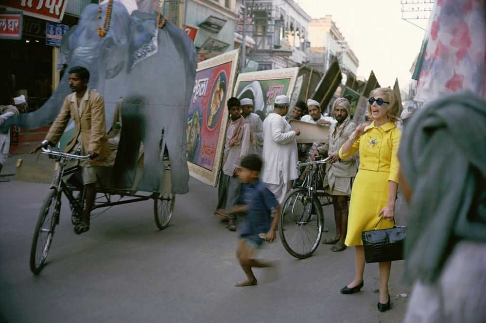 Mark Shaw, ‘Tiger Morse in Yellow Suit, Street 01’, 1962, Print, Pigment print on Hahnemϋhle photo rag paper, null,
