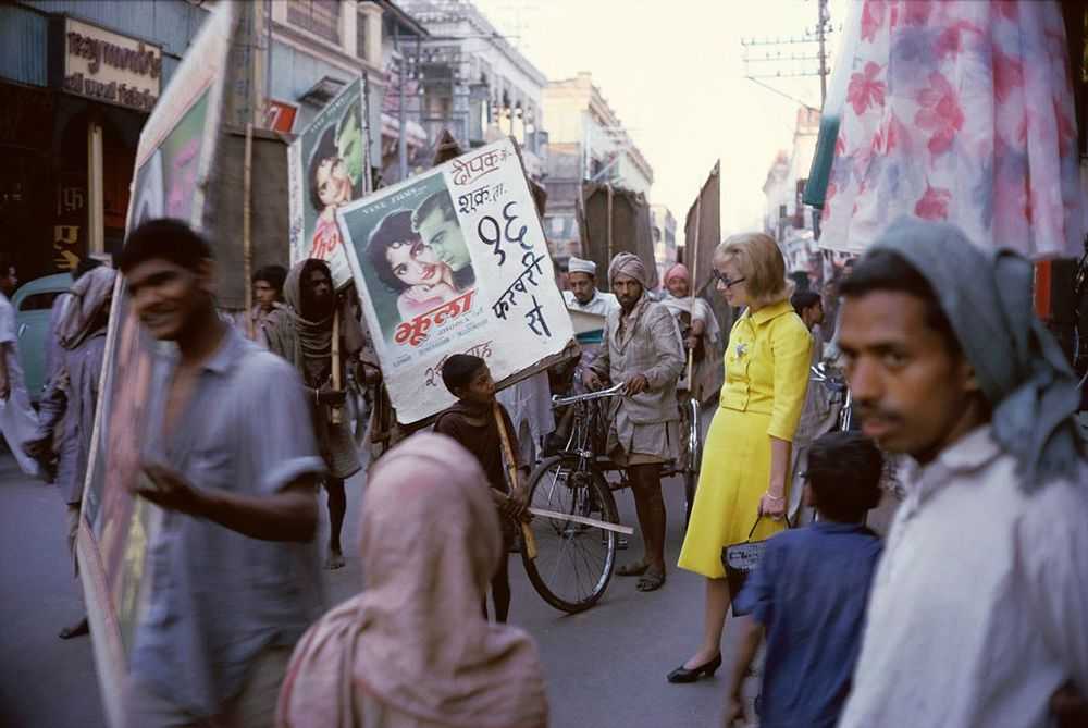 Mark Shaw, ‘Tiger Morse in Yellow Suit, Street 02’, 1962, Print, Pigment print on Hahnemϋhle photo rag paper, null,